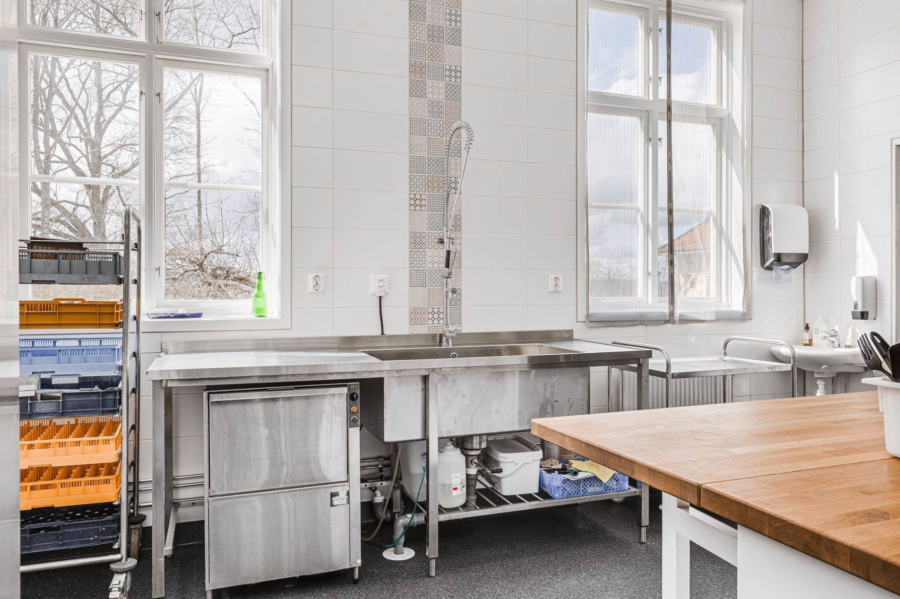 Diskrum med restaurangdiskmaskin och stora arbetsytor