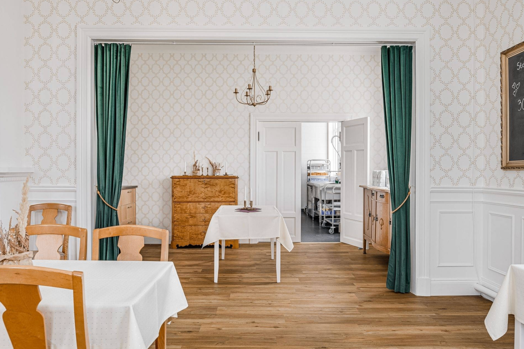 Salong i anslutning till matsalen med utsikt mot köket